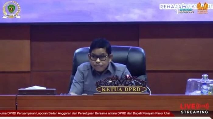 Tangkapan layar siaran langsung DPRD PPU. Saat Ketua DPRD, Raup Muin membuka Rapat Paripurna Penyampaian Laporan Banggar dan Persetujuan Bersama antara DPRD dan Pemda terhadap Raperda tentang APBD PPU TA 2026, pada Minggu (30/11/2025). Foto: BorneoFlash/IST