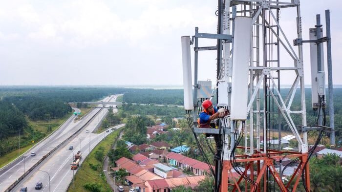 Teknisi XLSMART sedang melakukan pemeliharaan perangkat BTS XLSMART di seputaran TOL Trans Sumatera di Binjai, Sumatera Utara beberapa waktu lalu. Foto: HO/XLSMART