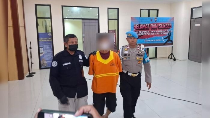 Tersangka kasus pencabulan terhadap anak dibawah umur digiring Petugas Saat konferensi pers di Mako Polresta Balikpapan, pada Senin (22/12/2025). Foto: BorneoFlash/Niken Sulastri
