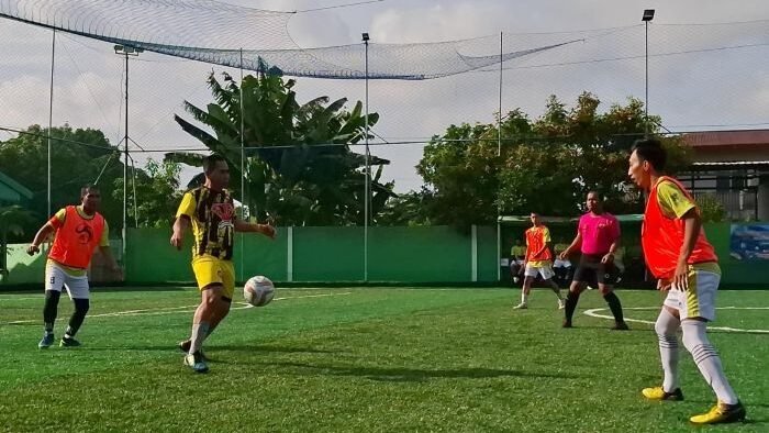 Turnamen Mini Soccer Piala Halili Adinegara di Lapangan Mini Soccer Rumah Kayu GB ditandai dengan kick off, pada Minggu (7/12/2025). Foto: BorneoFlash/Niken Sulastri