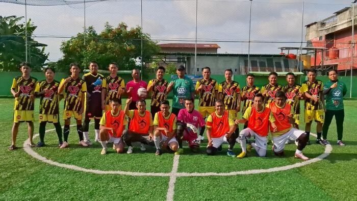 Turnamen Mini Soccer Piala Halili Adinegara di Lapangan Mini Soccer Rumah Kayu GB ditandai dengan kick off, pada Minggu (7/12/2025). Foto: BorneoFlash/Niken Sulastri