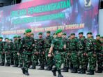 Upacara Pemberangkatan Satgas Yonzipur 17/Ananta Dharma dalam rangka perbantuan penanggulangan pasca bencana alam di Provinsi Nanggroe Aceh Darussalam, yang digelar di Dermaga Pelabuhan Semayang, Kota Balikpapan, pada Selasa pagi (30/12/2025). Foto: HO/Pendam VI/Mlw