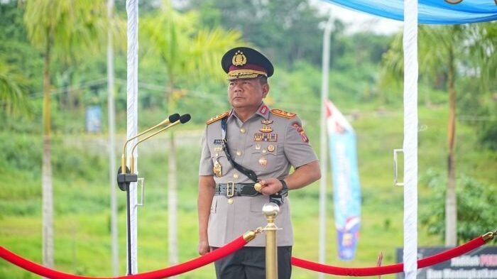 Kapolda Kaltim Irjen Pol. Endar Priantoro, S.H., S.I.K., CFE., M.H., selaku Inspektur Upacara Pada Upacara Penutupan Pendidikan, Pelantikan, dan Pengambilan Sumpah Bintara Polri Tahun Anggaran 2025 bertempat di Lapangan Utama SPN Polda Kaltim, Kabupaten Kutai Kartanegara (Kukar), pada Rabu (24/12/2025). Foto: HO/Humas Polda Kaltim