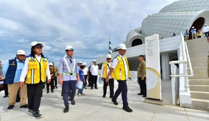 Wakil Presiden Gibran Rakabuming Raka saat meninjau langsung sejumlah proyek strategis di kawasan IKN, pada Selasa (30/12/2025). Foto: HO/BPMI Sekretariat Wakil Presiden