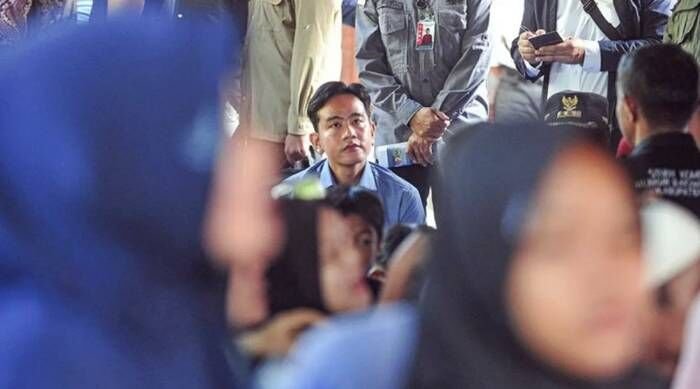 Wakil Presiden Gibran Rakabuming Raka (kanan) menyimak permintaan warga saat mengunjungi tempat pengungsian korban banjir bandang di Jorong Kayu Pasak, Nagari Salareh Aia, Palembayan, Agam, Sumatera Barat, Kamis (4/12/2025). Kunjungan tersebut bertujuan memastikan pencarian korban hilang, pemenuhan kebutuhan dasar pengungsi, dan pemulihan akses dan infrastruktur jalan di kawasan terdampak banjir bandang bisa berjalan maksimal, sementara data BPBD Kabupaten Agam mencatat jumlah pengungsi akibat bencana hidrometeorologi di 16 kecamatan setempat mencapai 12.800 jiwa. FOTO : ANTARA/Wahdi Septiawan/nz/pri.