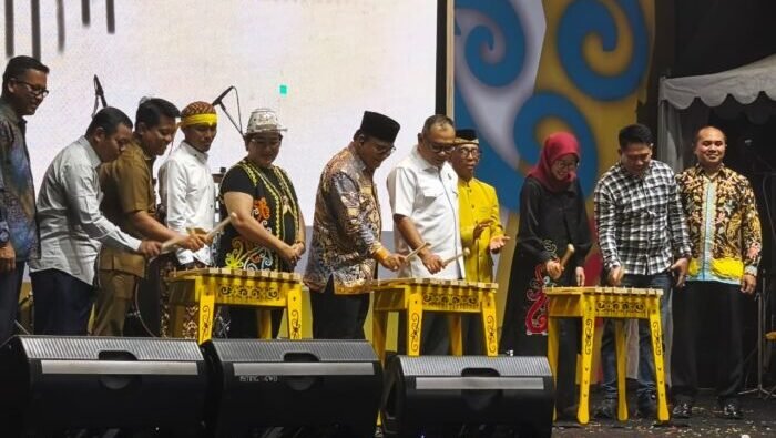 Wakil Wali Kota Balikpapan, Bagus Susetyo Saat membuka PKD 2025 di Balikpapan Sport and Convention Center (BSCC)/Dome, pada Senin malam (8/12/2025) yang ditandai pemukulan gong. Foto: BorneoFlash/Niken Sulastri
