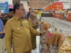 Wakil Wali Kota Balikpapan, Bagus Susetyo, Saat memimpin pengecekan langsung di Hypermart Pentacity, pada Selasa (2/12/2025). Foto: BorneoFlash/Niken Sulastri