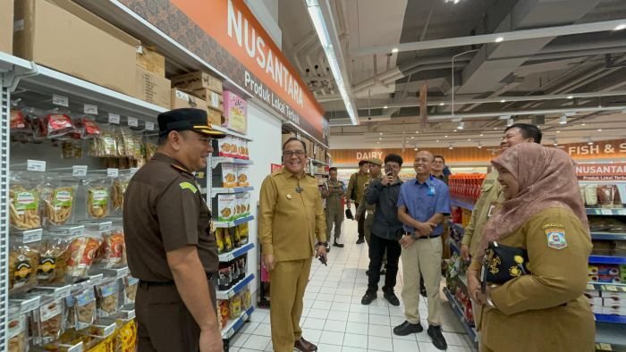 Wakil Wali Kota Balikpapan, Bagus Susetyo, Saat memimpin pengecekan langsung di Hypermart Pentacity, pada Selasa (2/12/2025). Foto: BorneoFlash/Niken Sulastri