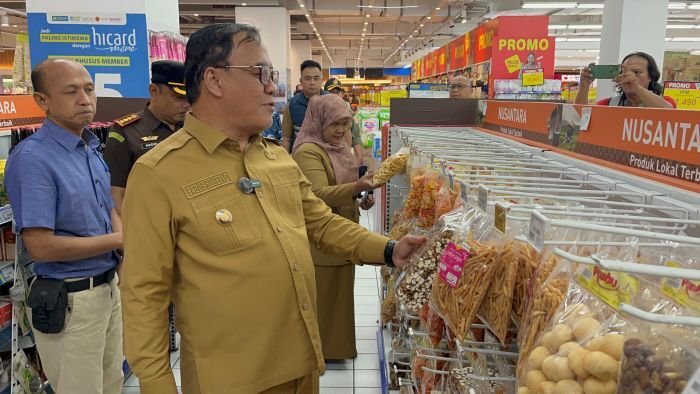 Wakil Wali Kota Balikpapan, Bagus Susetyo, Saat memimpin pengecekan langsung di Hypermart Pentacity, pada Selasa (2/12/2025). Foto: BorneoFlash/Niken Sulastri