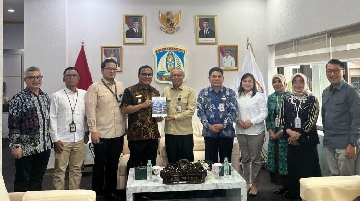 Wakil Wali Kota Balikpapan, Bagus Susetyo, menerima kunjungan tenaga ahli utama bidang energi dari Kantor Staf Presiden, Nur Wahidi, di VIP Room Balai Kota Balikpapan, pada Kamis (11/12/2025). Foto: BorneoFlash/Niken Sulastri