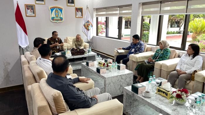 Wakil Wali Kota Balikpapan, Bagus Susetyo, menerima kunjungan tenaga ahli utama bidang energi dari Kantor Staf Presiden, Nur Wahidi, di VIP Room Balai Kota Balikpapan, pada Kamis (11/12/2025). Foto: BorneoFlash/Niken Sulastri