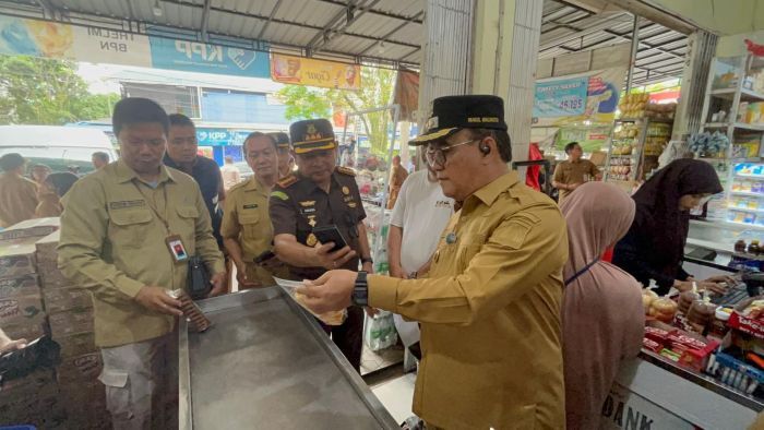 Wakil Wali Kota Balikpapan, Bagus Susetyo, saat memimpin tinjauan ke Toko Helmi kawasan Sepinggan Kecamatan Balikpapan Selatan, pada Selasa (2/12/2025). Foto: BorneoFlash/Niken Sulastri