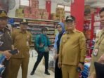 Wakil Wali Kota Balikpapan, Bagus Susetyo, saat memimpin tinjauan ke Toko Ujung Pandang kawasan Sepinggan Kecamatan Balikpapan Selatan, pada Selasa (2/12/2025). Foto: BorneoFlash/Niken Sulastri