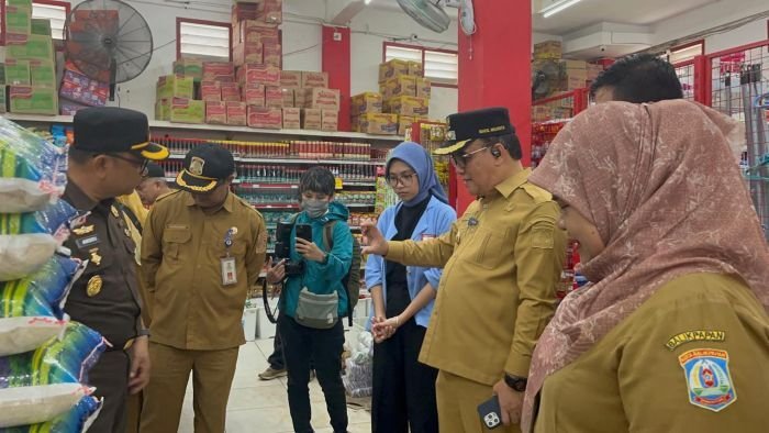 Wakil Wali Kota Balikpapan, Bagus Susetyo, saat memimpin tinjauan ke Toko Ujung Pandang kawasan Sepinggan Kecamatan Balikpapan Selatan, pada Selasa (2/12/2025). Foto: BorneoFlash/Niken Sulastri