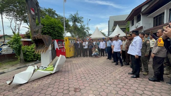 Wakil Wali Kota Balikpapan, H. Bagus Susetyo bersama Forkopimda melakukan pemusnahan pom mini dan minuman keras, di Halaman Satpol PP Balikpapan, pada Rabu (24/12/2025). Foto:: BorneoFlash/Niken Sulastri