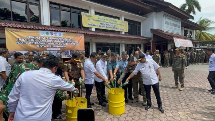 Wakil Wali Kota Balikpapan, H. Bagus Susetyo bersama Forkopimda melakukan pemusnahan pom mini dan minuman keras, di Halaman Satpol PP Balikpapan, pada Rabu (24/12/2025). Foto:: BorneoFlash/Niken Sulastri