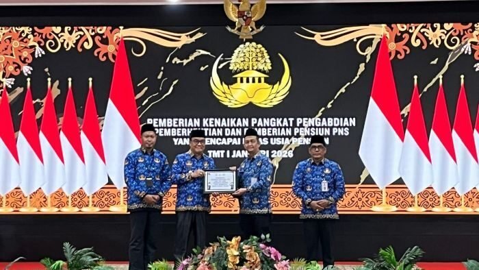 Wakil Wali Kota Balikpapan, H. Bagus Susetyo didampingi Sekda Balikpapan, Muhaimin saat memberikan penghargaan kepada ASN purna tugas, di Auditorium Balai Kota Balikpapan, pada Rabu (17/12/2025). Foto: BorneoFlash/Niken Sulastri