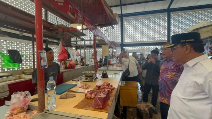 Wakil Wali Kota Balikpapan, H. Bagus Susetyo mendampingi Asisten Deputi Stabilitasi Harga Pangan Kemenko Pangan RI, Mohamad Siradj Parwito, meninjau pasar klandasan, pada Rabu (3/12/2025). Foto: BorneoFlash/Niken Sulastri