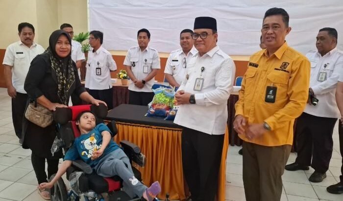 Wakil Wali Kota Balikpapan, H. Bagus Susetyo, menerima bantuan sembako kepada penyandang disabilitas berat dan Lansia terlantar, di Aula Kecamatan Balikpapan Barat, pada Rabu (10/12/2025). Foto: BorneoFlash/Niken Sulastri
