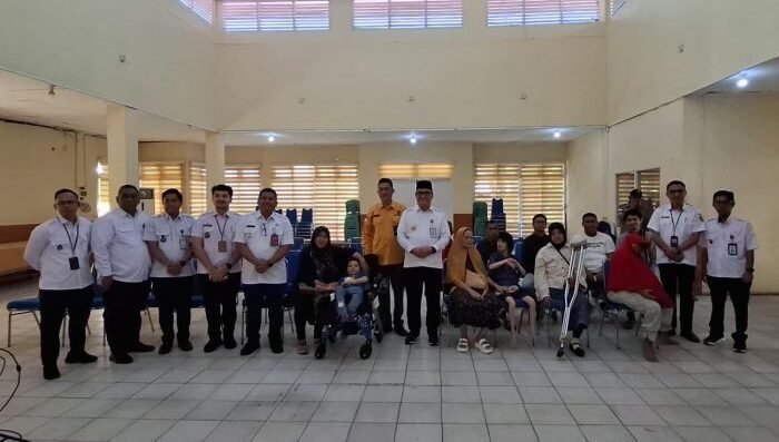 Wakil Wali Kota Balikpapan, H. Bagus Susetyo, menerima bantuan sembako kepada penyandang disabilitas berat dan Lansia terlantar, di Aula Kecamatan Balikpapan Barat, pada Rabu (10/12/2025). Foto: BorneoFlash/Niken Sulastri