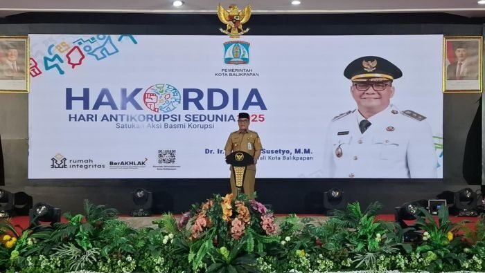 Wakil Wali Kota Balikpapan, H. Bagus Susetyo saat memberikan sambutan pada Peringatan Hari Antikorupsi Sedunia 2025 di Auditorium Balai Kota, pada Senin (8/12/2025). Foto: BorneoFlash/Niken Sulastri