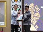 Wakil Wali Kota Balikpapan, H. Bagus Susetyo saat menerima LHP atas Kinerja dan Kepatuhan Semester II Tahun 2025 dari BPK Perwakilan Provinsi Kaltim, di Auditorium Nusantara Kantor BPK Kaltim, pada Senin (22/12/2025). Foto: BorneoFlash/Ist