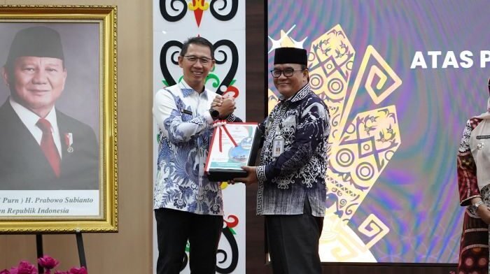 Wakil Wali Kota Balikpapan, H. Bagus Susetyo saat menerima LHP atas Kinerja dan Kepatuhan Semester II Tahun 2025 dari BPK Perwakilan Provinsi Kaltim, di Auditorium Nusantara Kantor BPK Kaltim, pada Senin (22/12/2025). Foto: BorneoFlash/Ist