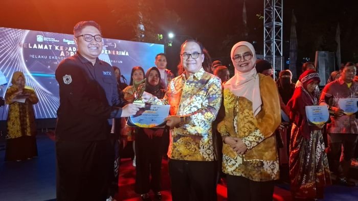 Wakil Wali Kota Balikpapan, H. Bagus Susetyo, didampingi Wakil Ketua Dekranasda Siti Kotijah Saat Ajang Balikpapan Creative Awards 2025 yang digelar di Halaman Gedung Parkir Klandasan, pada Minggu malam (7/12/2025). Foto: BorneoFlash/Niken Sulastri