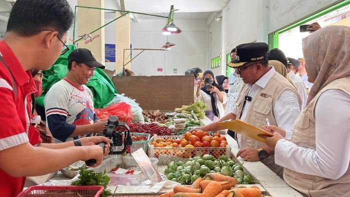Wakil Wali Kota Samarinda, Saefuddin Zuhri, saat melakukan sidak di Pasar Merdeka Samarinda. Foto: BorneoFlash/Nur Ainunnisa
