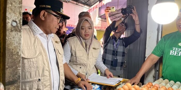 Wakil Wali Kota Samarinda, Saefuddin Zuhri, saat melakukan sidak di Pasar Merdeka Samarinda. Foto: BorneoFlash/Nur Ainunnisa