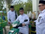 Wali Kota Balikpapan, Rahmad Mas'ud didampingi Ketua Baznas Balikpapan, Abdul Rosyid Bustomi menerima bantuan 20 motor sayur lengkap dengan gerobak dan 6 RTLH dari Baznas Provinsi Kaltim, di Masjid Madinatul Iman Balikpapan Islamic Center, pada Jumat (26/12/2025). Foto: BorneoFlash/Niken Sulastri