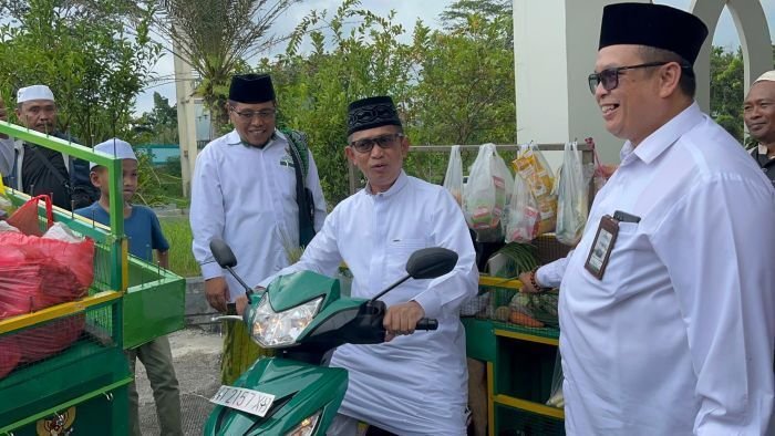 Wali Kota Balikpapan, Rahmad Mas'ud didampingi Ketua Baznas Balikpapan, Abdul Rosyid Bustomi menerima bantuan 20 motor sayur lengkap dengan gerobak dan 6 RTLH dari Baznas Provinsi Kaltim, di Masjid Madinatul Iman Balikpapan Islamic Center, pada Jumat (26/12/2025). Foto: BorneoFlash/Niken Sulastri