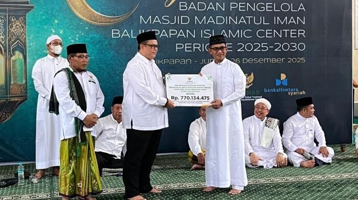 Wali Kota Balikpapan, Rahmad Mas'ud didampingi Ketua Baznas Balikpapan, Abdul Rosyid Bustomi menerima bantuan 20 motor sayur lengkap dengan gerobak dan 6 RTLH dari Baznas Provinsi Kaltim, di Masjid Madinatul Iman Balikpapan Islamic Center, pada Jumat (26/12/2025). Foto: BorneoFlash/Niken Sulastri