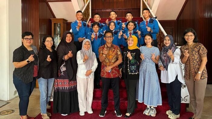 Wali Kota Balikpapan, H. Rahmad Mas’ud menerima audiensi siswa SMA Taruna Nusantara Kampus Malang di Ruang Kerja Wali Kota Balikpapan, pada Senin (22/12/2025). Foto: BorneoFlash/Niken Sulastri