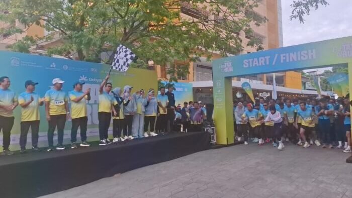 Wali Kota Balikpapan H. Rahmad Mas’ud saat melepas ratusan pelari yang mengikuti Funtaxtik Run, di Halaman Gedung Parkir Klandasan Balikpapan, pada Sabtu (6/12/2025). Foto: BorneoFlash/Niken Sulastri