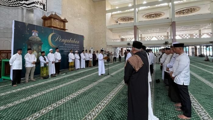 Wali Kota Balikpapan, Rahmad Mas’ud mengukuhkan Badan Pengelola Masjid Madinatul Iman periode 2025–2030, di Masjid Madinatul Iman, pada Jumat (26/12/2025). Foto: BorneoFlash/Niken Sulastri