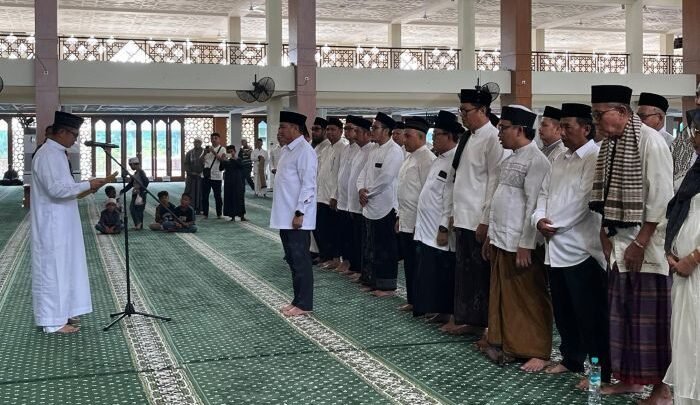 Wali Kota Balikpapan, Rahmad Mas’ud mengukuhkan Badan Pengelola Masjid Madinatul Iman periode 2025–2030, di Masjid Madinatul Iman, pada Jumat (26/12/2025). Foto: BorneoFlash/Niken Sulastri