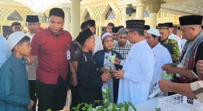 Wali Kota Balikpapan Rahmad Mas’ud saat membagikan makanan berkah gratis, usai pelaksanaan sholat jumat berjamaah di Masjid Madinatul Iman Balikpapan Islamic Center, pada Jumat (26/12/2025). Foto: BorneoFlash/Niken Sulastri