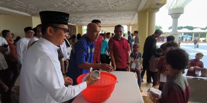 Wali Kota Balikpapan Rahmad Mas’ud saat membagikan makanan berkah gratis, usai pelaksanaan sholat jumat berjamaah di Masjid Madinatul Iman Balikpapan Islamic Center, pada Jumat (26/12/2025). Foto: BorneoFlash/Niken Sulastri