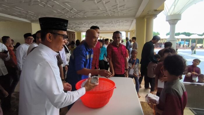 Wali Kota Balikpapan Rahmad Mas’ud saat membagikan makanan berkah gratis, usai pelaksanaan sholat jumat berjamaah di Masjid Madinatul Iman Balikpapan Islamic Center, pada Jumat (26/12/2025). Foto: BorneoFlash/Niken Sulastri