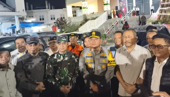 Wali Kota Balikpapan, Rahmad Mas'ud bersama Forkopimda meninjau Gereja Katolik Paroki Santa Theresia. Foto: BorneoFlash/Niken Sulastri