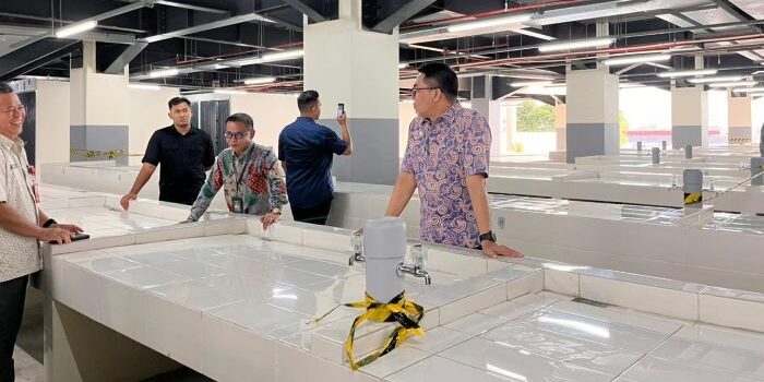Wali Kota Samarinda, Andi Harun, saat meninjau langsung Pasar Pagi, pada Jumat sore (5/12/2025). Foto: BorneoFlash/Nur Ainunnisa