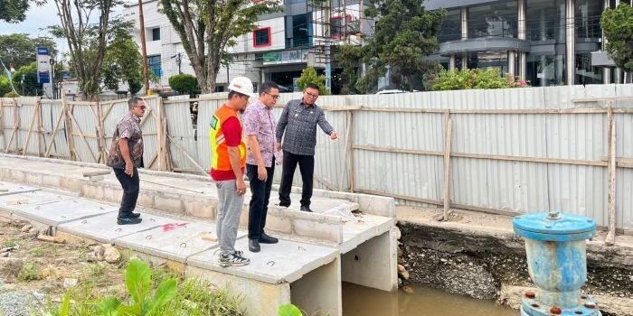 Wali Kota Samarinda, Andi Harun, saat meninjau progres Teras Samarinda Tahap II, pada Jumat sore (5/12/2025). Foto: BorneoFlash/Nur Ainunnisa