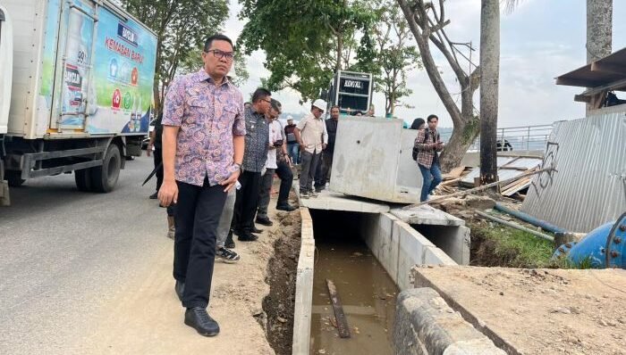 Wali Kota Samarinda, Andi Harun, saat meninjau progres Teras Samarinda Tahap II, pada Jumat sore (5/12/2025). Foto: BorneoFlash/Nur Ainunnisa