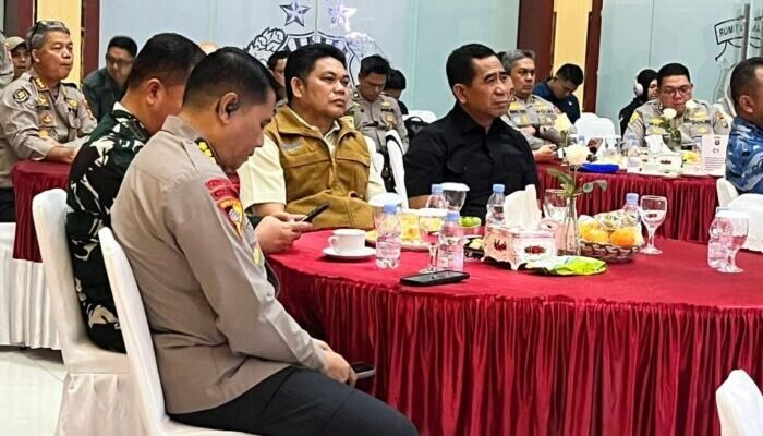 Zoom meeting bersama seluruh jajaran kabupaten dan kota di Kalimantan Timur, pada Rabu Malam (24/12/2025), di Lobi Mako Polresta Balikpapan. Foto: BorneoFlash/Niken Sulastri