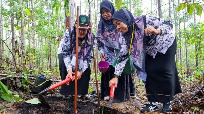 Ratusan guru se-Kalimantan Timur yang tergabung dalam agenda HUT PGRI ke-80 mengikuti berbagai kegiatan, mulai dari seminar pendidikan, penanaman pohon, hingga mengunjungi proyek strategis di Ibu Kota Nusantara, pada Jumat (5/12/2025). Foto: HO/Humas Otorita IKN