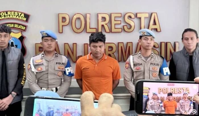 Bripda Muhammad Seili (tengah), anggota Polres Banjarbaru diborgol petugas atas dugaan pembunuhan terhadap mahasiswi Universitas Lambung Mangkurat (ULM) berinisial ZD (20) saat konferensi pers di Polresta Banjarmasin, Kalimantan Selatan, Jumat (26/12/2025). FOTO: ANTARA/Tumpal Andani Aritonang