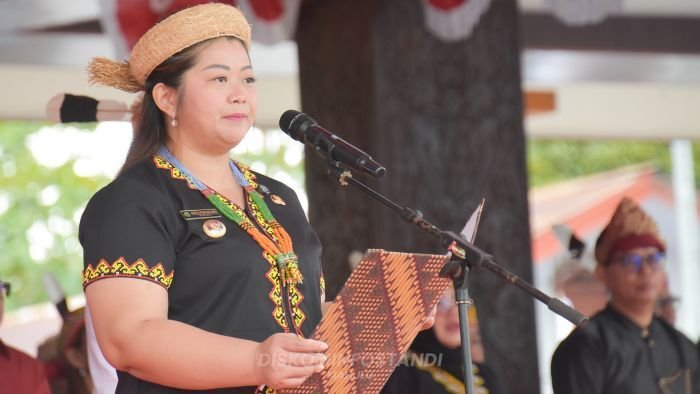 Bupati Mahakam Ulu, Angela Idang Belawan Saat Peringatan Hari Jadi ke-12 Kabupaten Mahulu yang berlangsung khidmat di Lapangan Cor Ujoh Bilang, pada Senin (15/12/2025). Foto: HO/diskominfostandimahulu