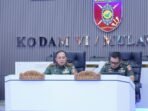 Pangdam VI/Mulawarman Mayjen TNI Krido Pramono, S.H., M.Si., memimpin kegiatan Paparan Para Dandim bertempat di Ruang Yudha Makodam VI/Mlw, pada Senin (22/12/2025). Foto: HO//Pendam VI/Mlw