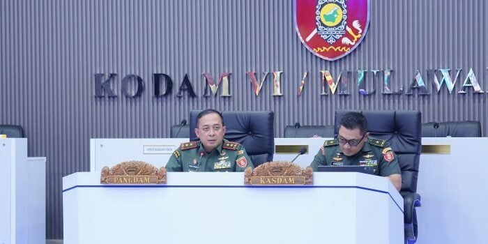 Pangdam VI/Mulawarman Mayjen TNI Krido Pramono, S.H., M.Si., memimpin kegiatan Paparan Para Dandim bertempat di Ruang Yudha Makodam VI/Mlw, pada Senin (22/12/2025). Foto: HO//Pendam VI/Mlw